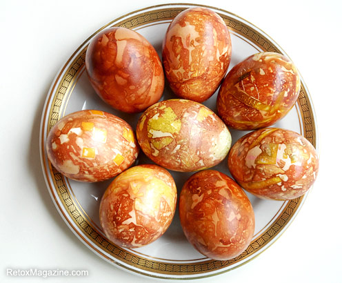 Decorate Your Easter Eggs Using Organic Matter… Onion Skins!